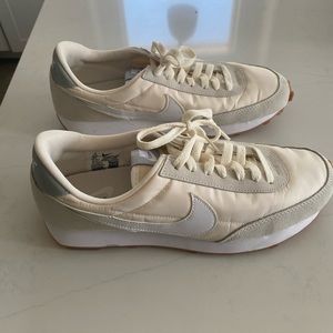 Size 10.5 Nike summit daybreak shoes